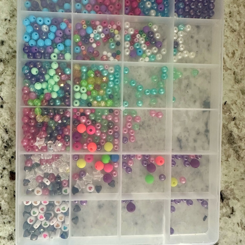 Jewelry making set - beads, string, storage case - Picture 3 of 5